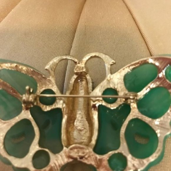 Kenneth J. Lane "Jade" & Crystal Brooch Signed Collectible - Picture 3 of 3